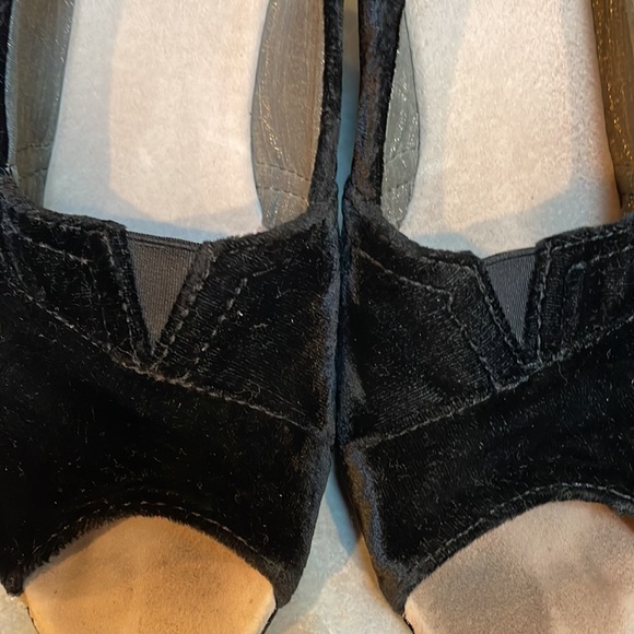 Toms black velvet wedge shoes (sz 8) - Picture 9 of 11